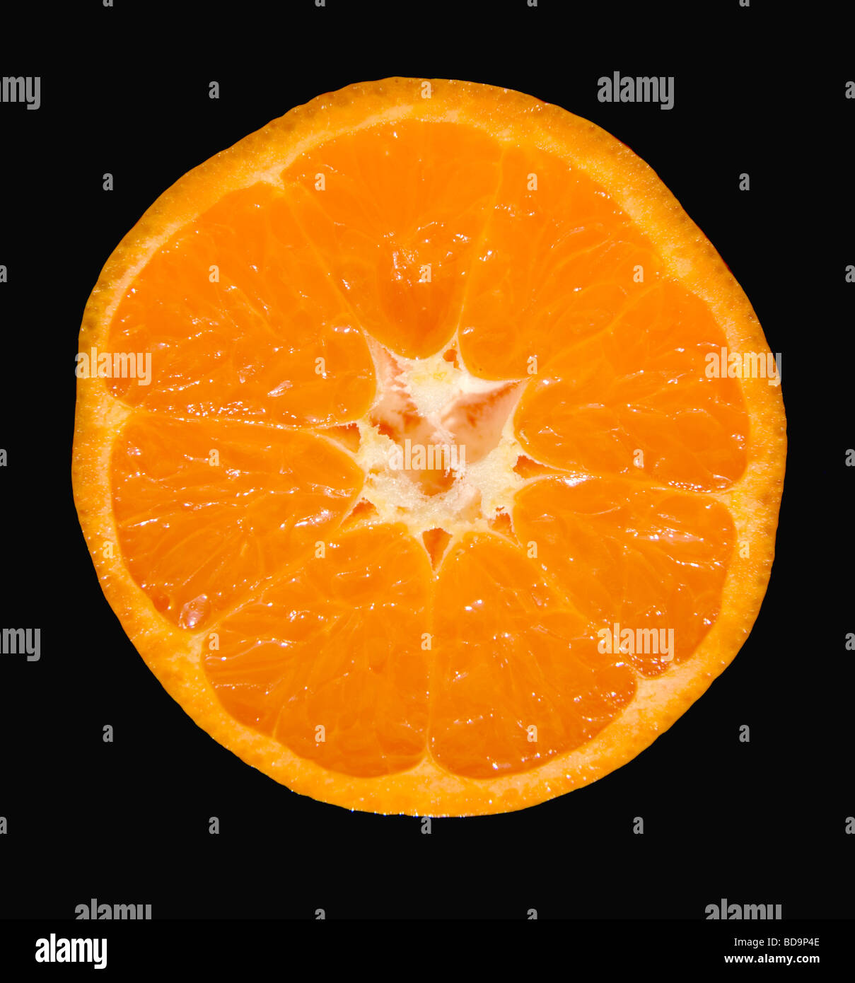 Vista in dettaglio di una vista in sezione attraverso un arancio tagliate a metà su sfondo nero Foto Stock