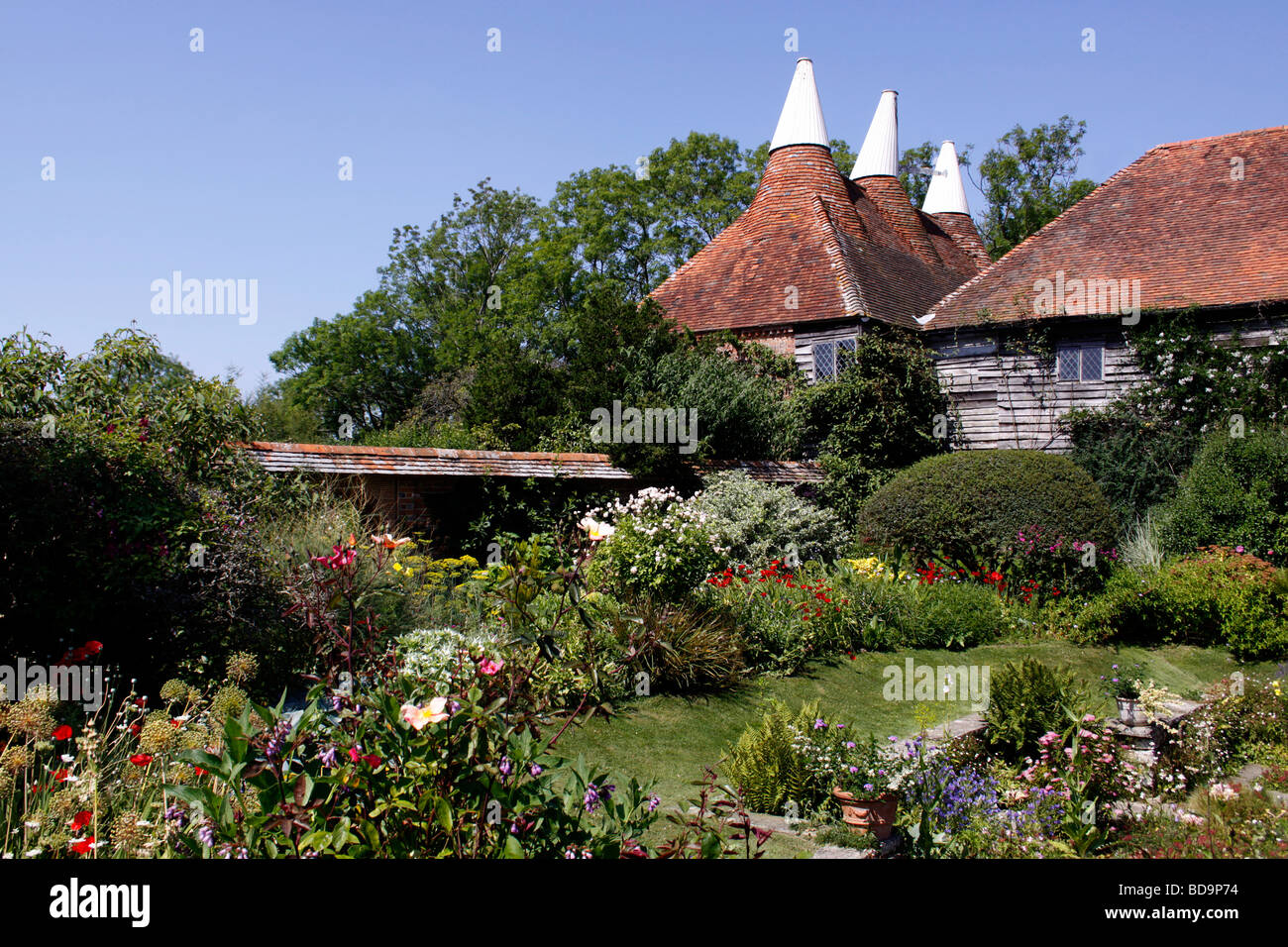 Un colorato paese di lingua inglese GIARDINO D'estate. Foto Stock
