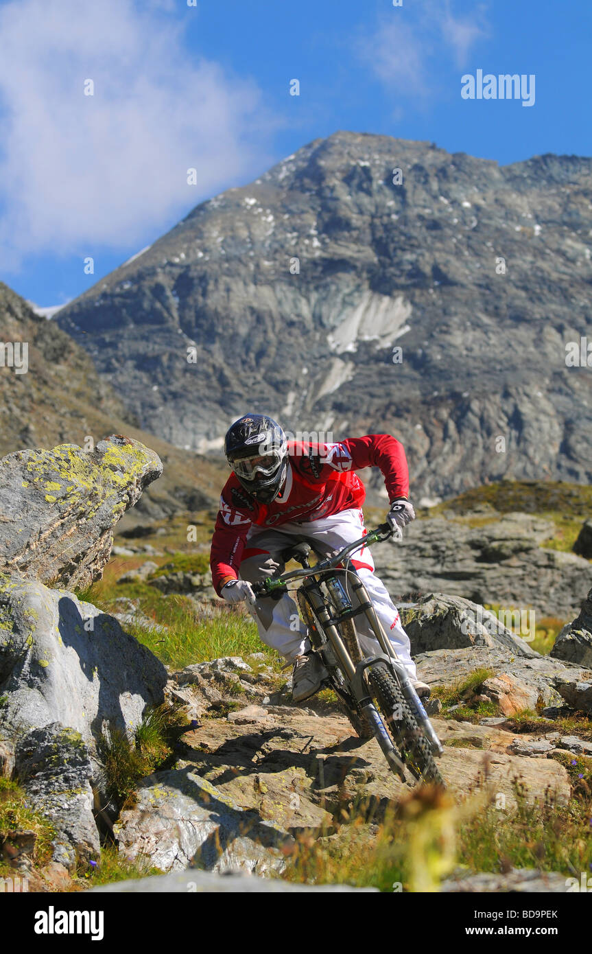 Una discesa con la mountain biker passeggiate attraverso le rocce in montagna in Les Arcs nelle Alpi francesi Foto Stock