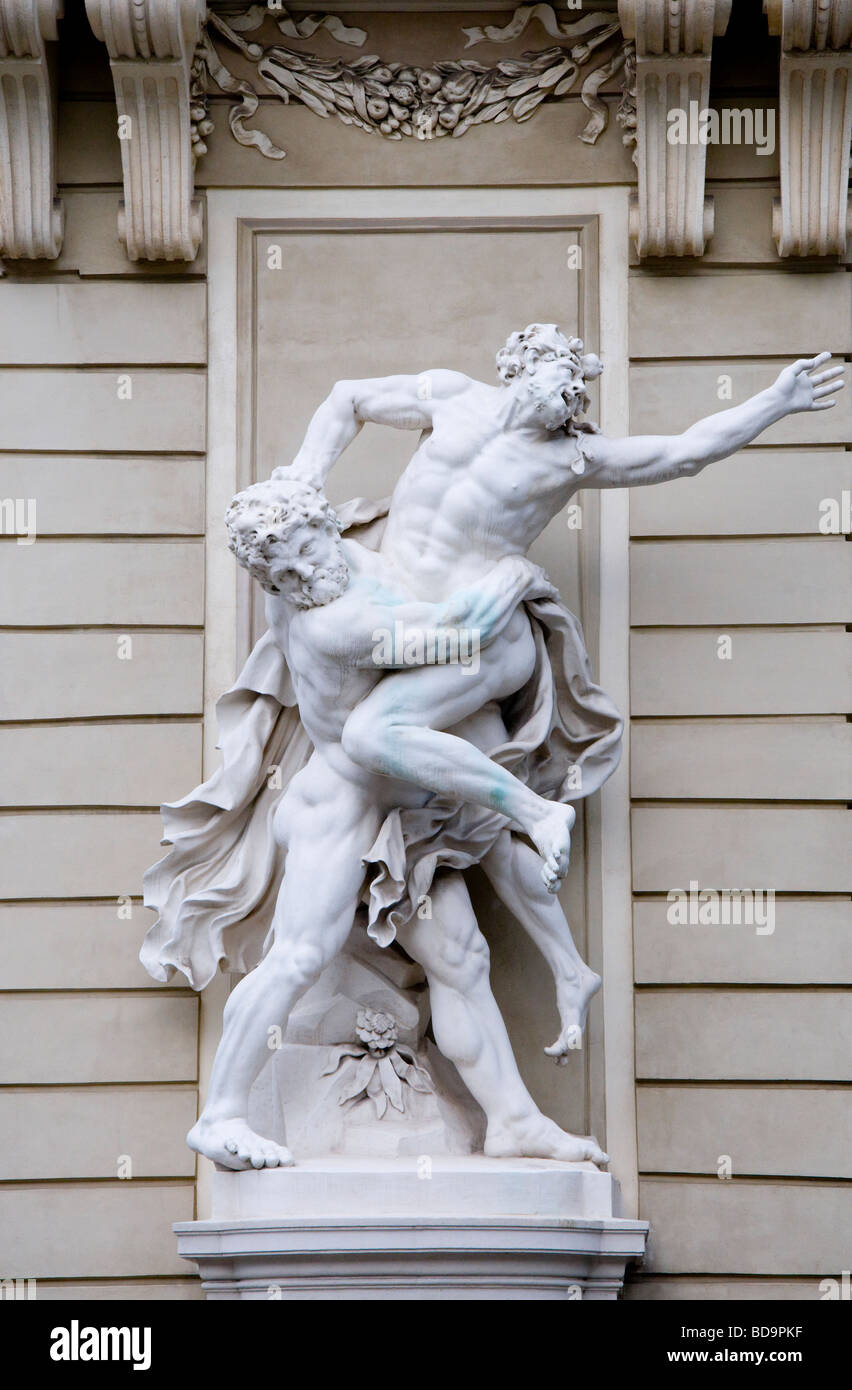 Vienna, Austria. Hofburg: Cortile interno statue. Ercole in lotta Antaeus Foto Stock