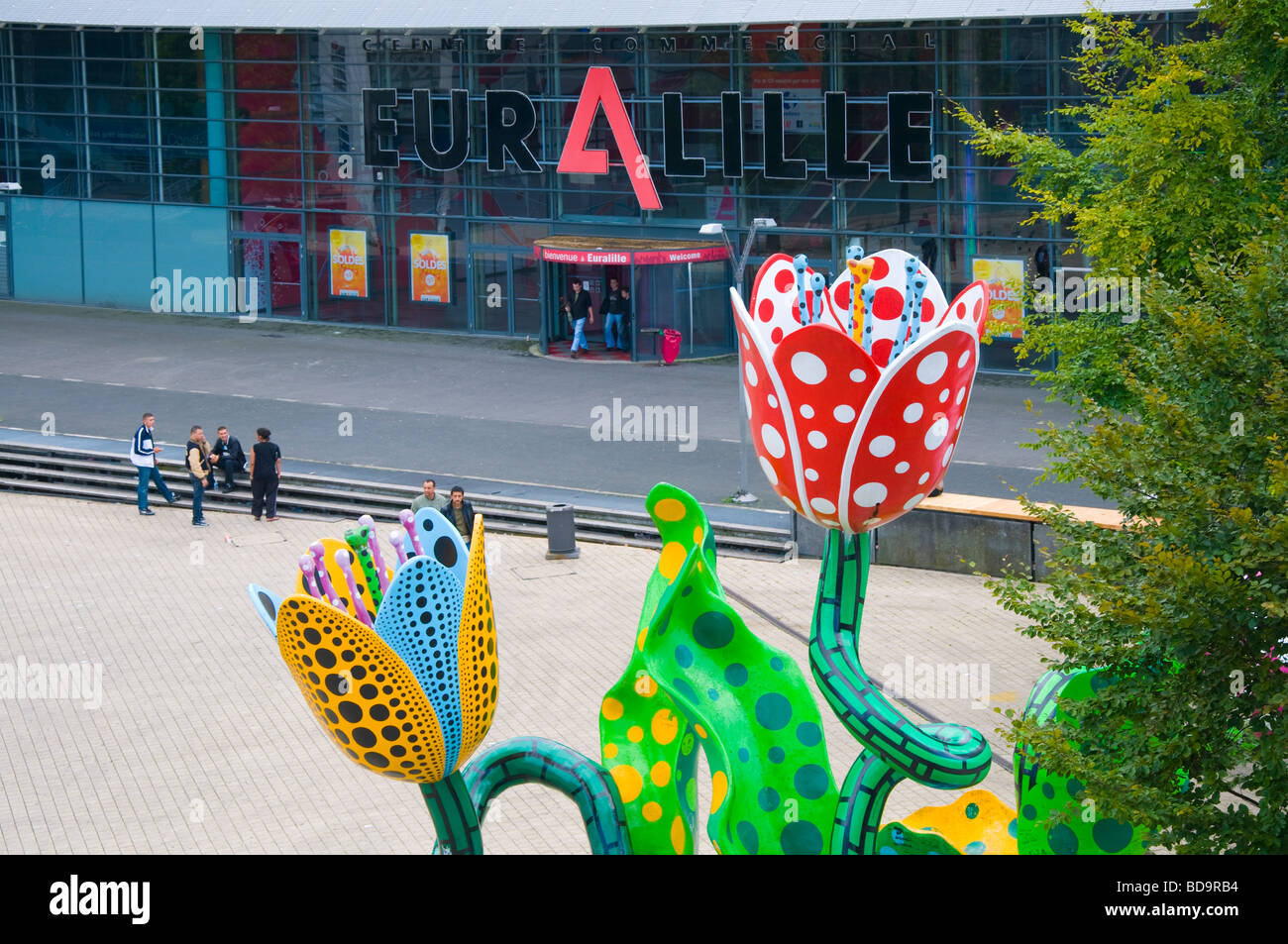 Lille, Francia. Place Francois Mitterrand. 'I Tulipani di Shangri La' dall'artista giapponese Yayoi Kusama Foto Stock