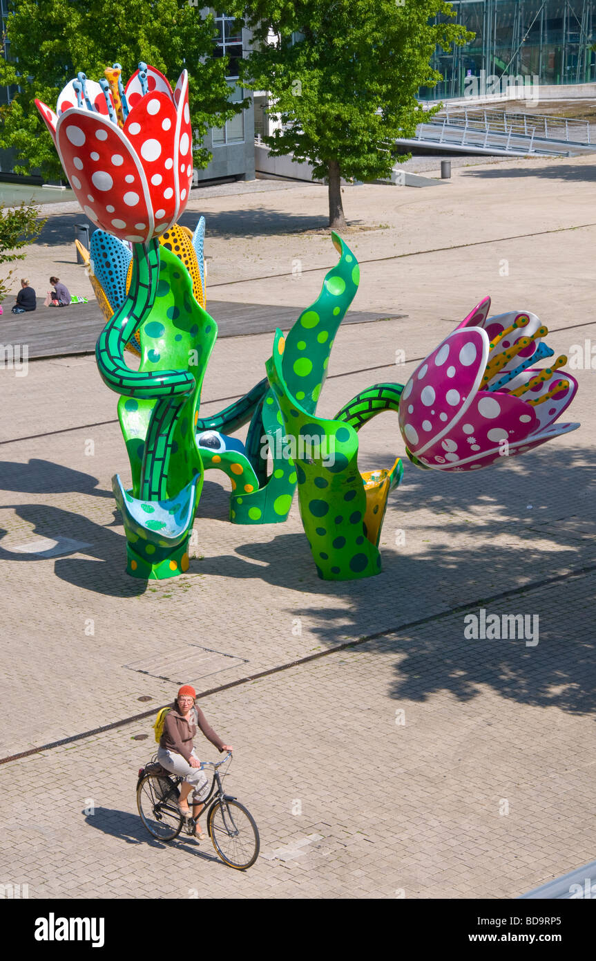 Lille, Francia. Place Francois Mitterrand. 'I Tulipani di Shangri La' dall'artista giapponese Yayoi Kusama Foto Stock