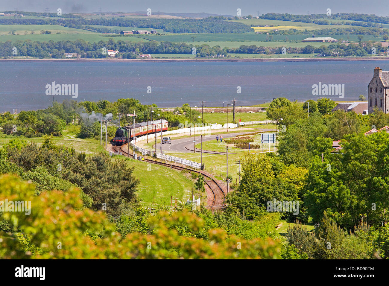 Bo'ness e Kinneil Railway treno a vapore che passa lungo la foreshore a Bo'ness numero motore 246 Foto Stock Bo'ness e Kinneil Railway treno a vapore che passa lungo la foreshore a Bo'ness numero motore 246 Foto Stock