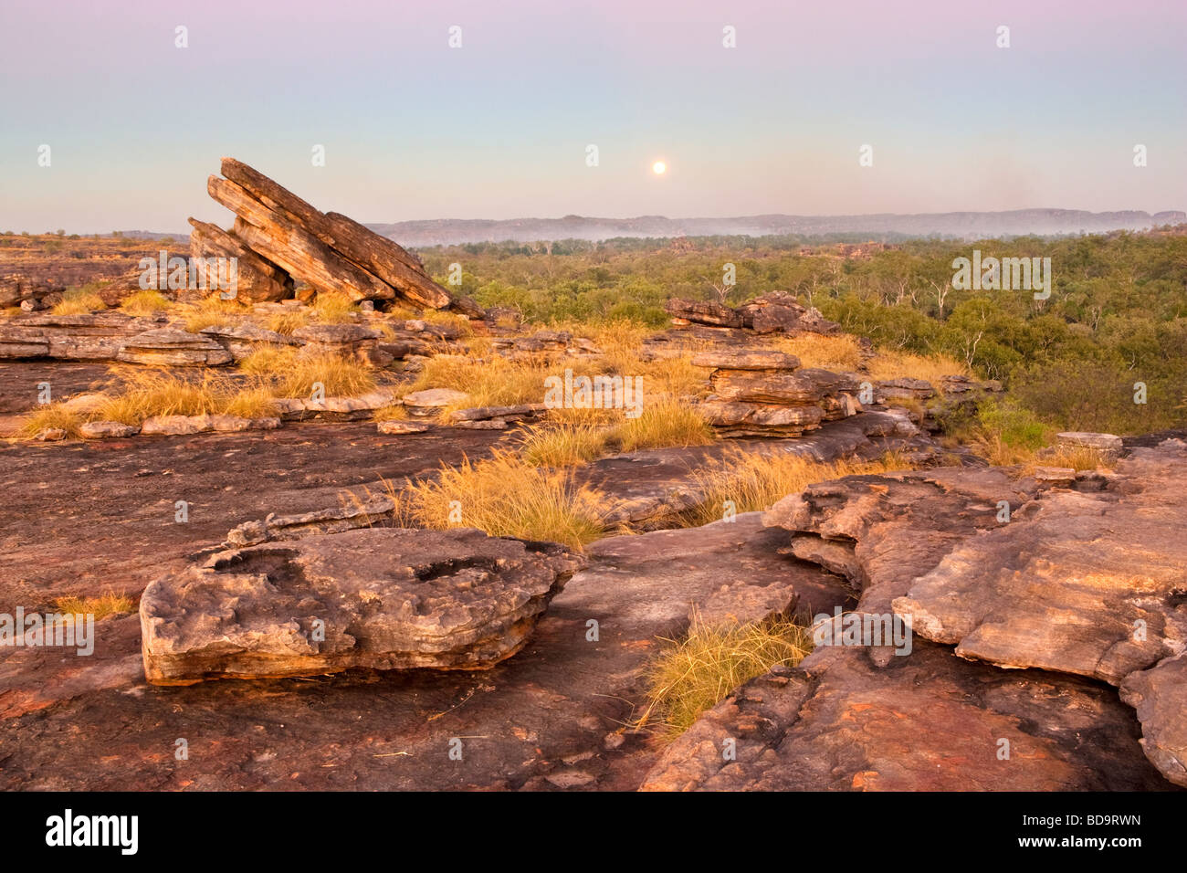 La luna crescente al di sopra di Ubirr Rock nel Parco Nazionale Kakadu UNESCO - Sito Patrimonio dell'umanità. Australia Foto Stock