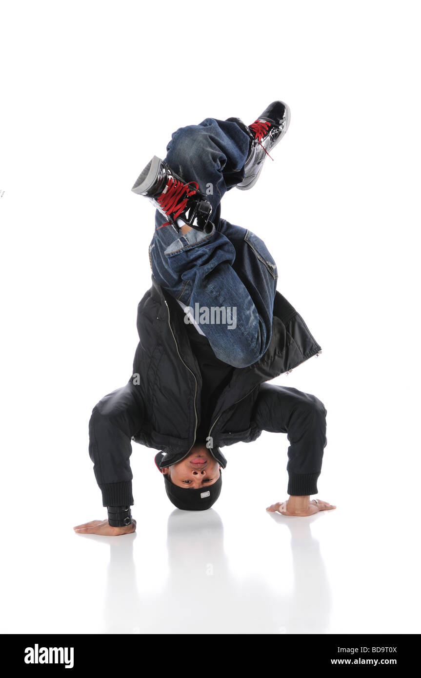 African American hip hop dancer eseguendo headstand Foto Stock