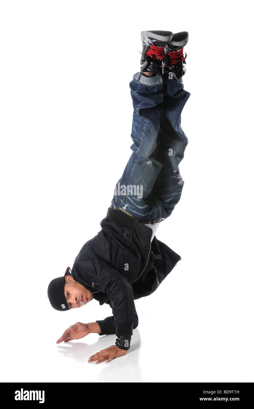 African American hip hop dancer eseguendo con le gambe in alto Foto Stock