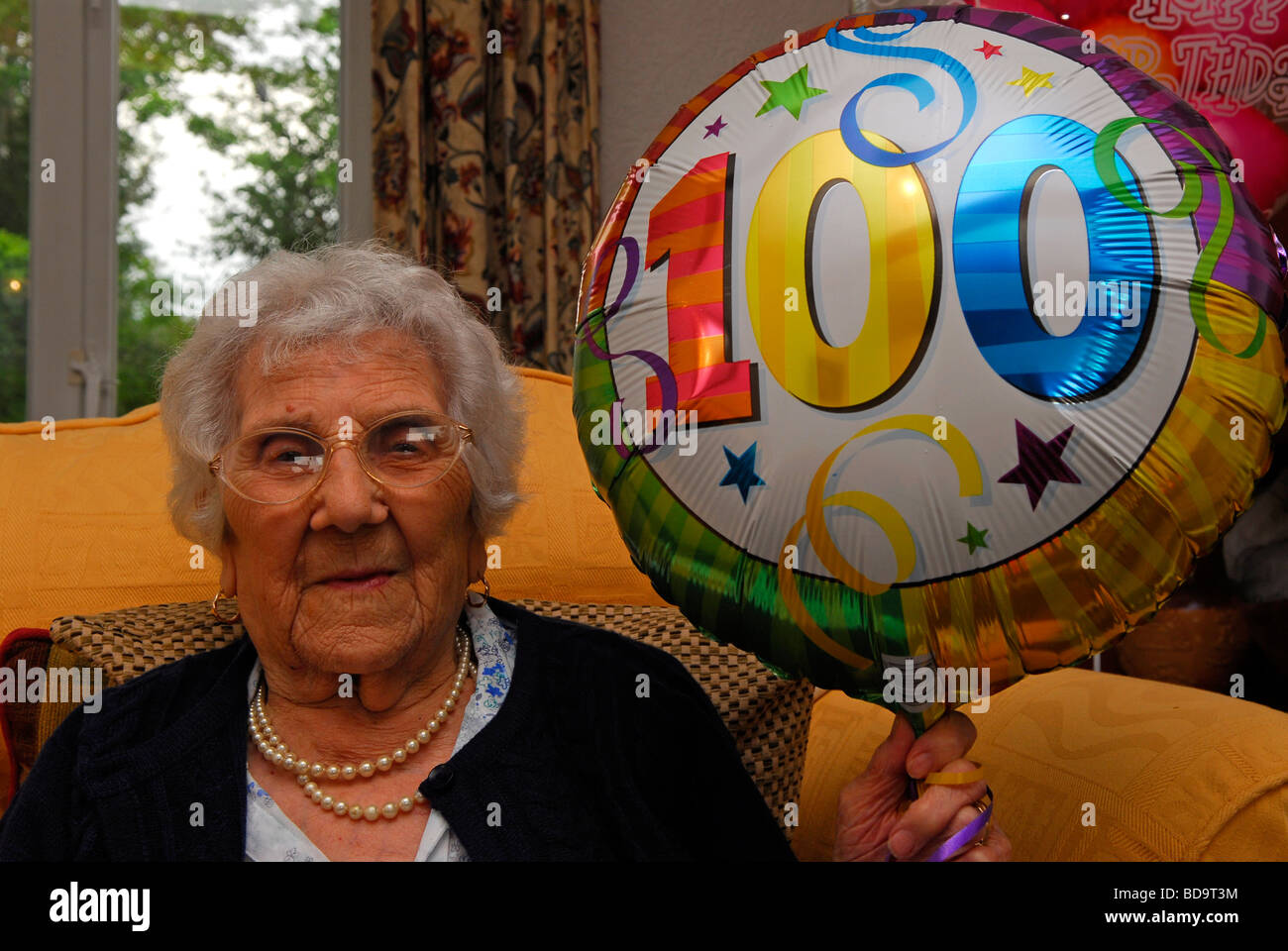 Signora anziana a casa per il suo centesimo compleanno, Alton, HAMPSHIRE, Regno Unito. Foto Stock