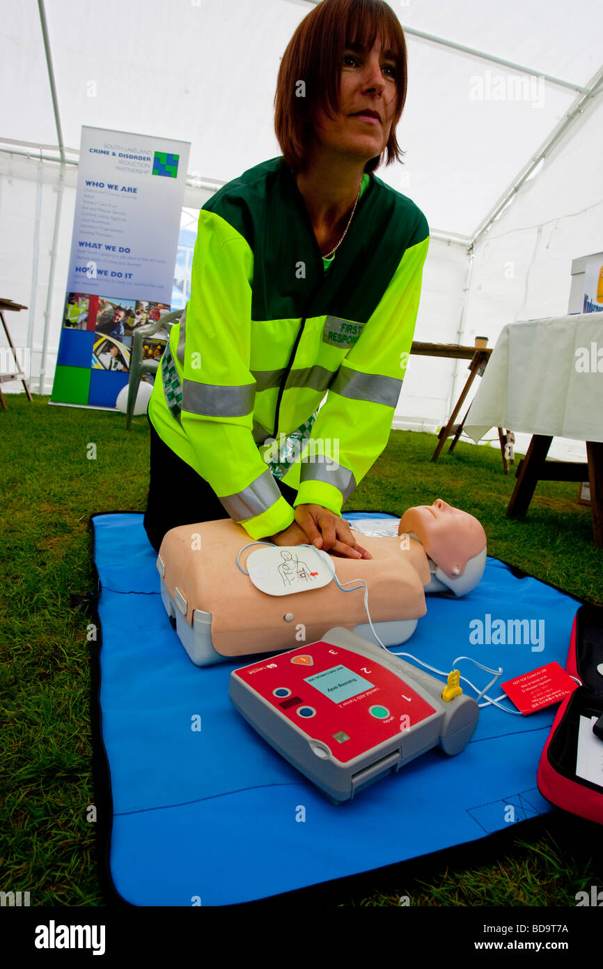 Il Windermere Area primi responder dimostrando equipaggiamento cardiaco -apparecchiature defibulation Foto Stock