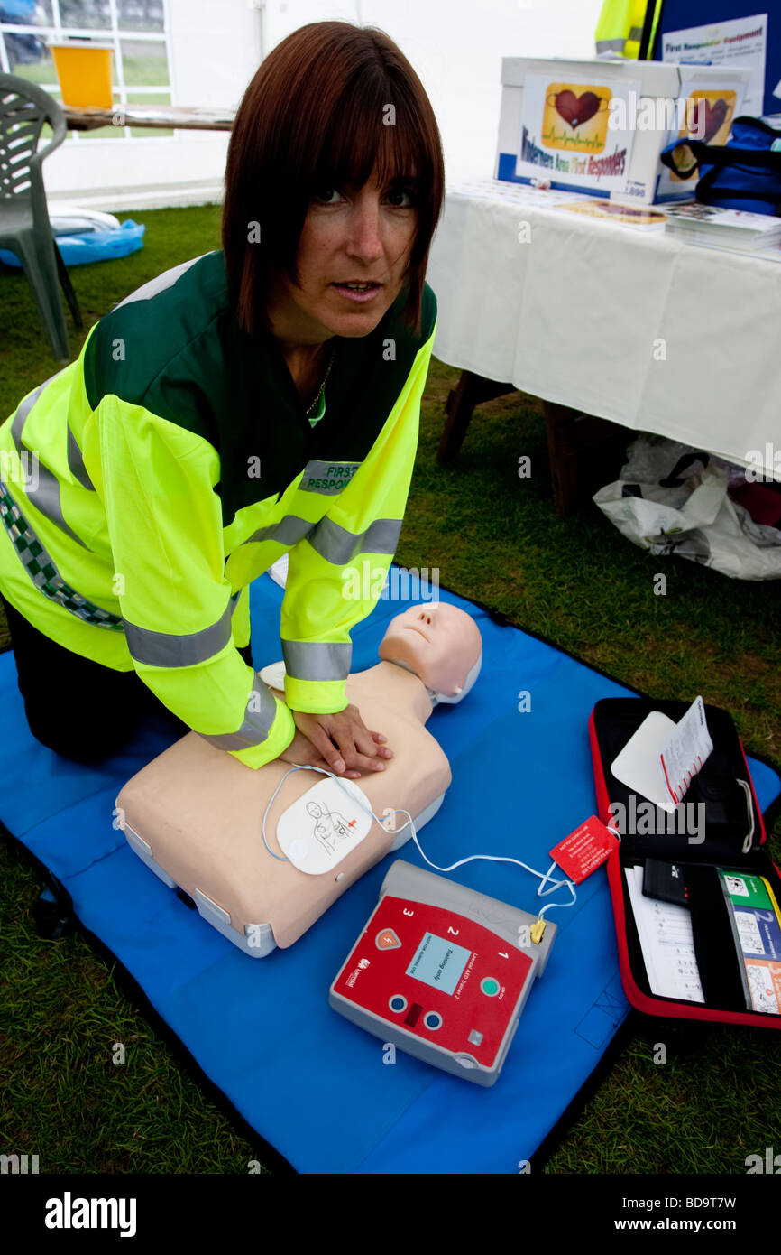 Il Windermere Area primi responder dimostrando equipaggiamento cardiaco -apparecchiature defibulation Foto Stock
