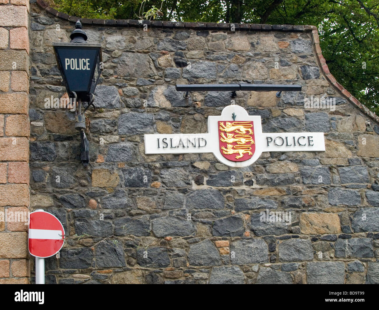 La spia blu e isola di segno di polizia al di fuori della principale stazione di polizia presso il St Peter Port Guernsey nelle isole del Canale Foto Stock