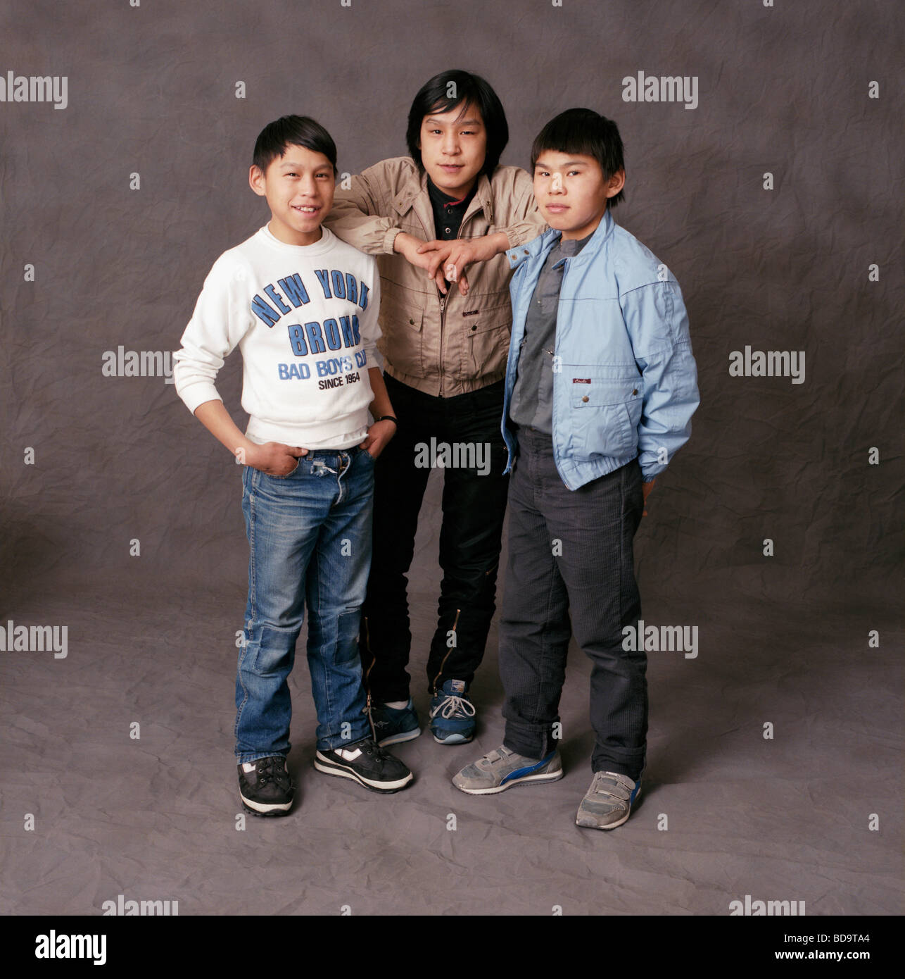 Studio di colore ritratto di tre ragazzi Inuit in uno studio fotografico in Iqaluit Nunavut Canada Foto Stock