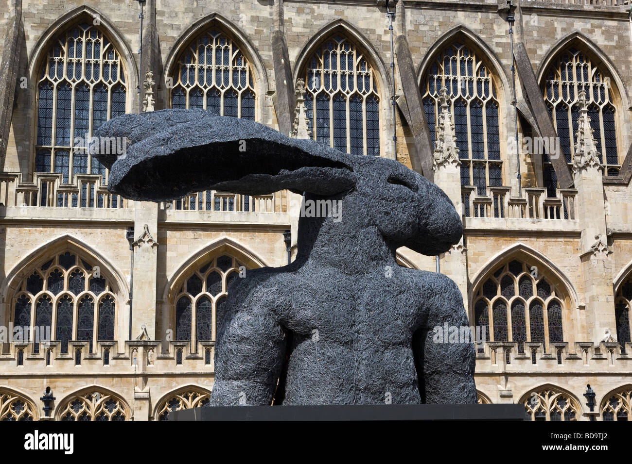 Abbazia di Bath Chiesa con la moderna arte scultura da Sophie Ryder nel bagno anteriore Somerset Inghilterra Foto Stock