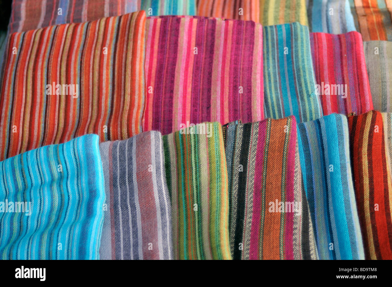 Colorate sciarpe egiziane mercato Luxor Foto stock - Alamy