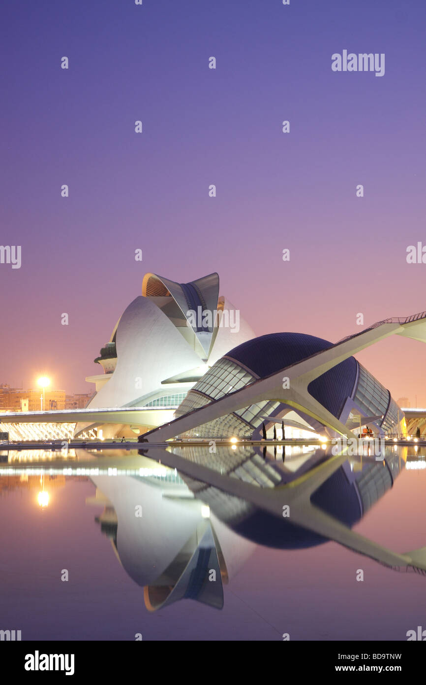 Ciudad de Artes y Ciencias (Città delle Arti e delle Scienze di Valencia in Spagna. Il Hemsiphere e la Concert Hall sono in questa foto Foto Stock