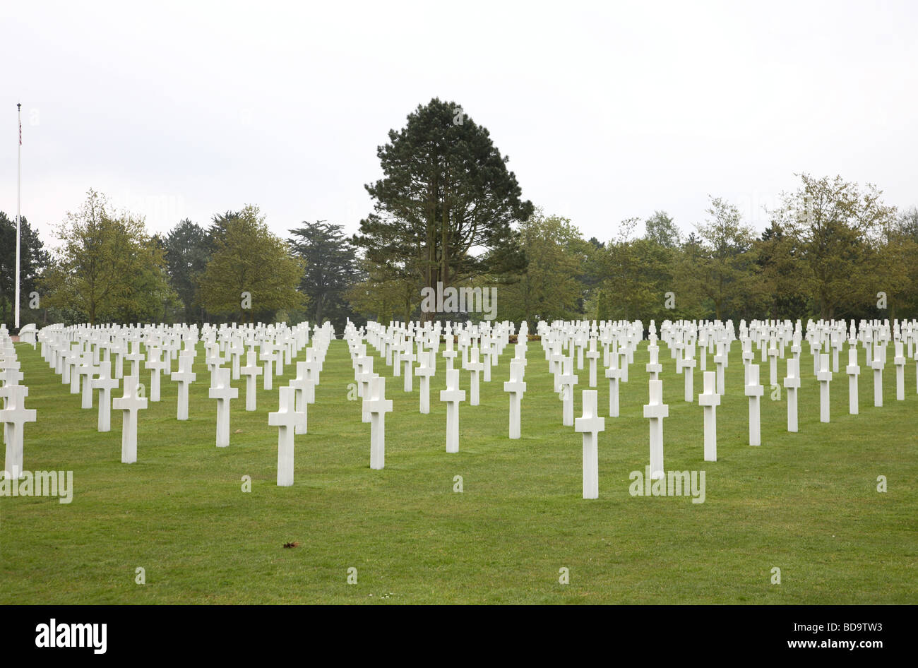 Croci Bianche e le tombe in Normandia Cimitero e memoriale americano a Omaha Beach, in Normandia, Francia, vicino a Bayeux. Foto Stock