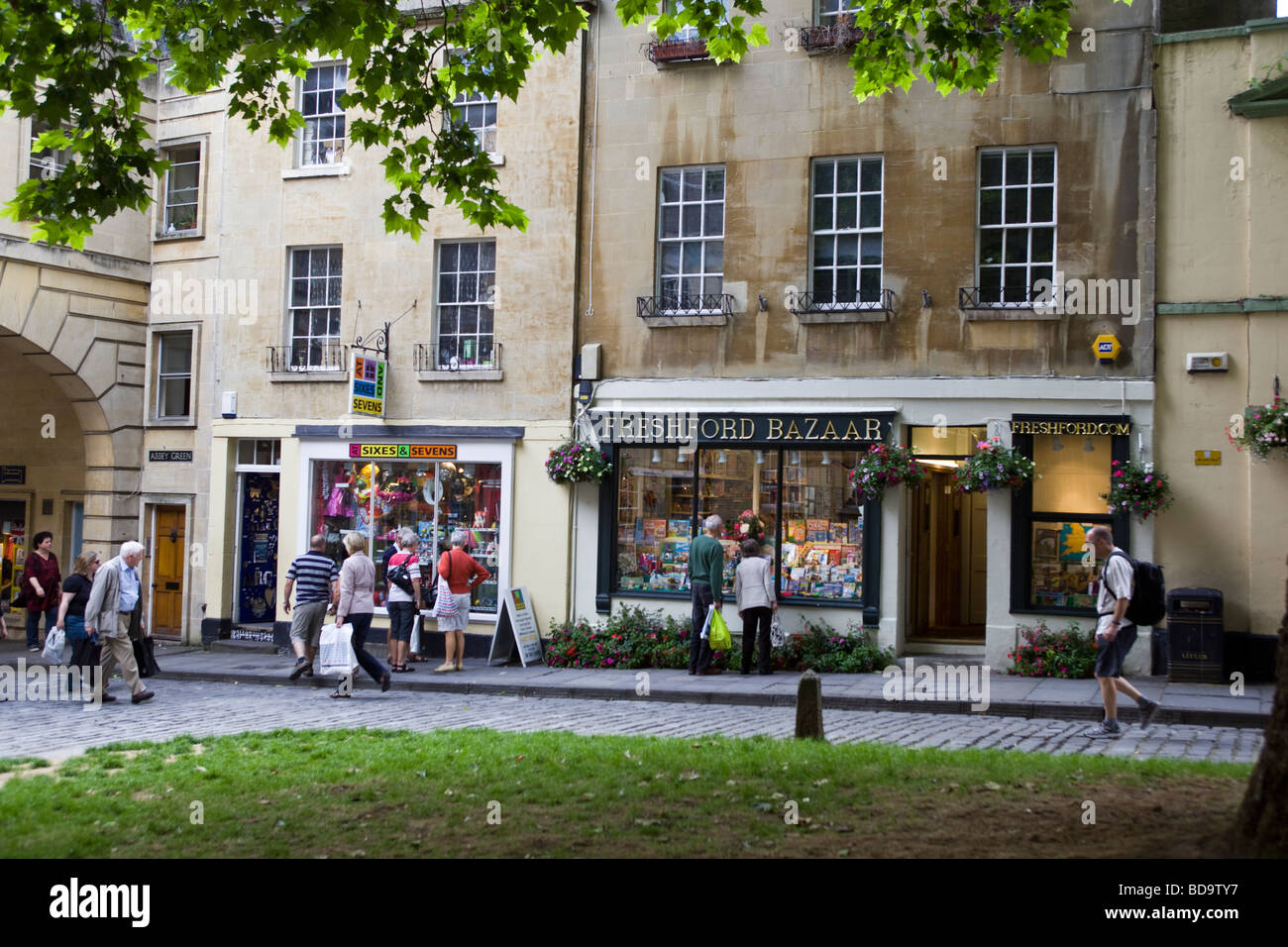 Scena di strada con negozi nel centro città di Bath Somerset Inghilterra Foto Stock