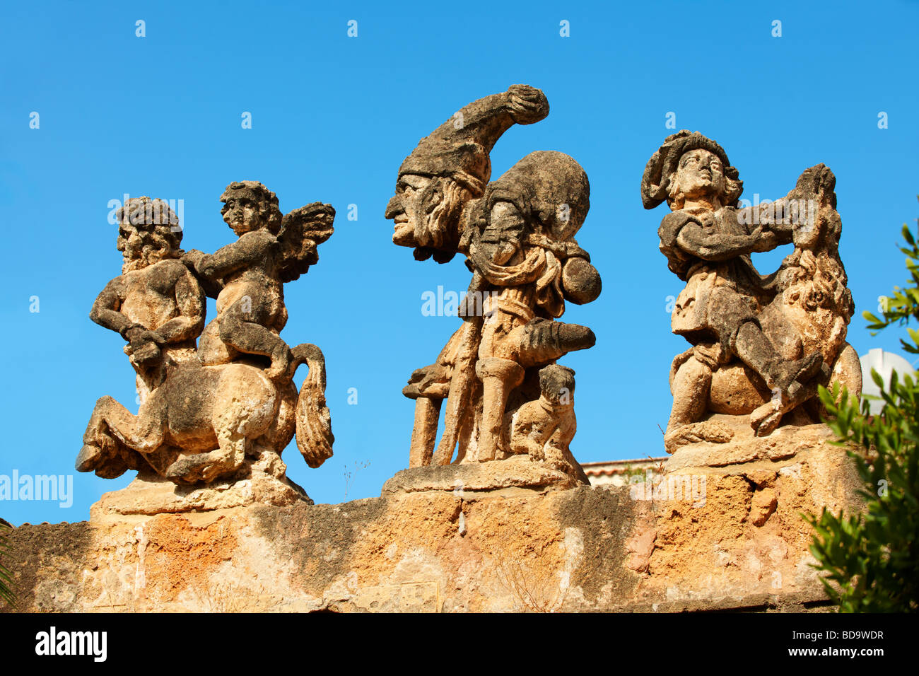 Statue barocche di personaggi provenienti dalle mura di Villa Palagonia Bagheria Sicilia. Conosciuta anche come la Villa dei Mostri Foto Stock