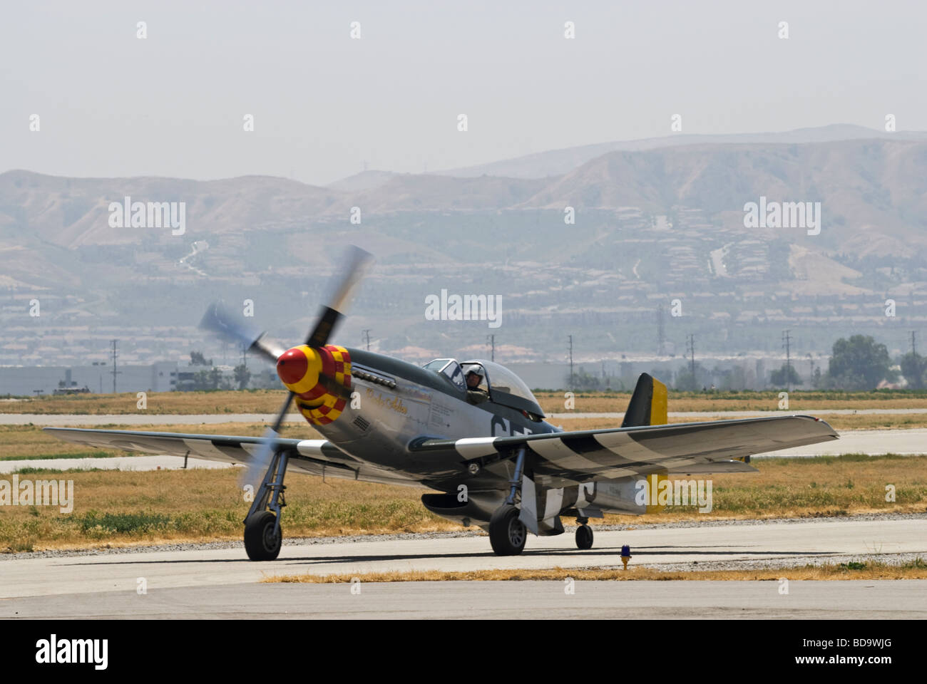 Un P Mustang taxi sulla pista dopo il volo a un air show.(gambale anteriore vista) Foto Stock