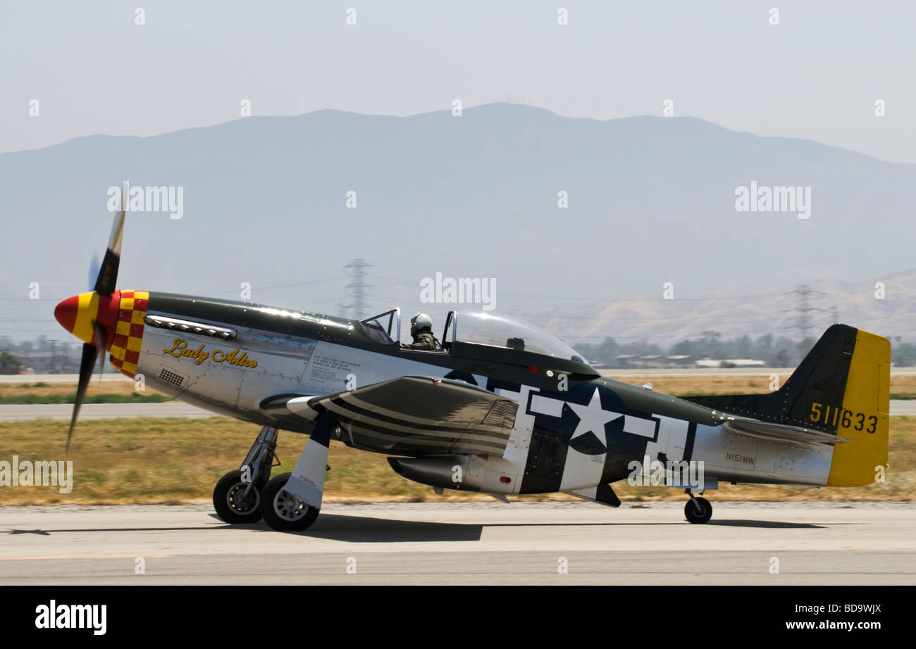 Un P Mustang taxi sulla pista dopo il volo a un air show. Foto Stock