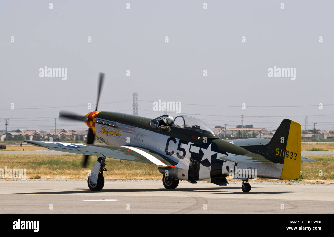 Un P Mustang taxi sulla pista dopo il volo a un air show. Foto Stock