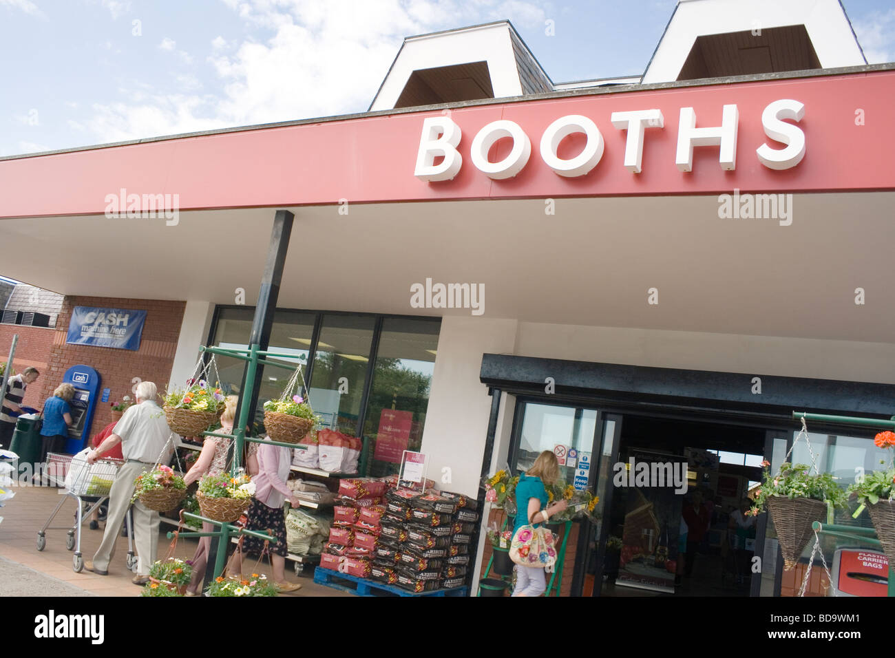 Gli amanti dello shopping fuori da una filiale di cabine, supermercato Blackpool, Lancashire, Inghilterra Foto Stock