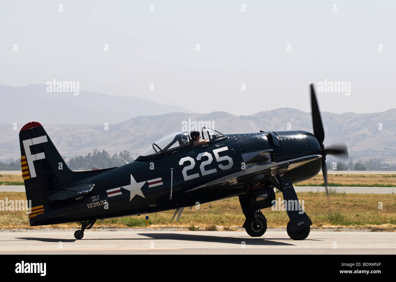 Un Grumman F8F Bearcat taxi sulla pista dopo il volo a un air show. Foto Stock