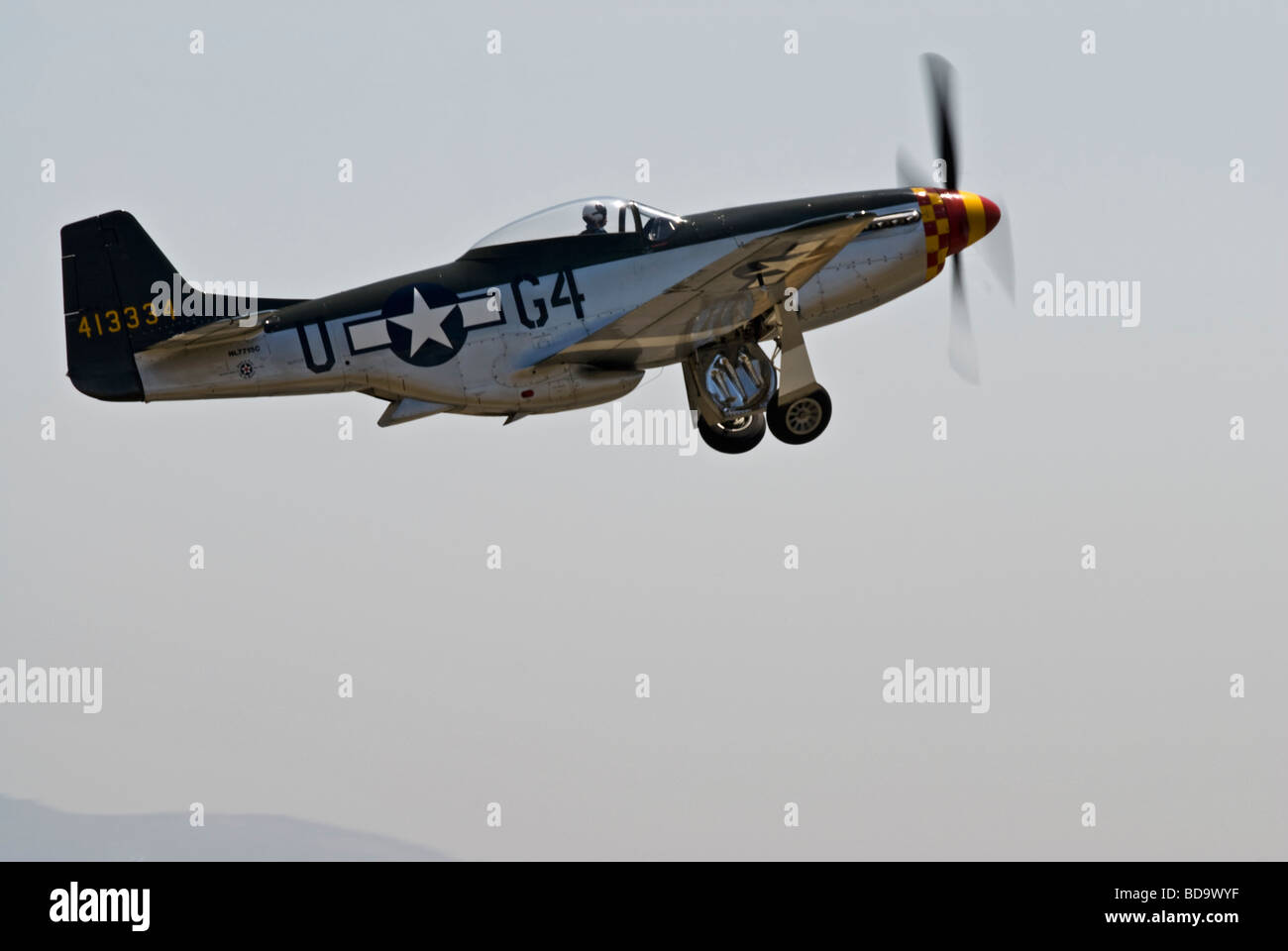 Un P Mustang poco dopo il decollo a un air show - il carrello di atterraggio sono ancora la ritrazione. Foto Stock