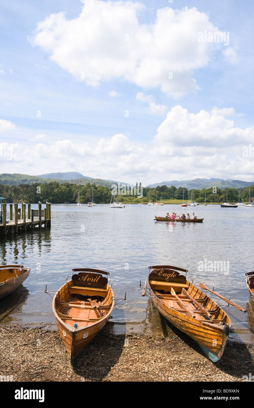 Noleggiare barche a remi sulla riva del lago di Windermere Cumbria Inghilterra England Foto Stock