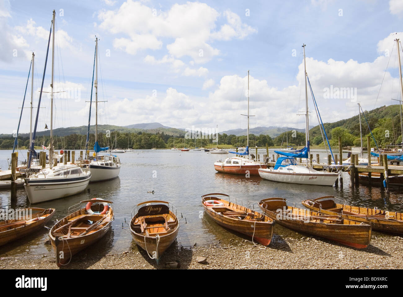 Noleggiare barche a remi sulla riva del lago di Windermere Cumbria Inghilterra England Foto Stock