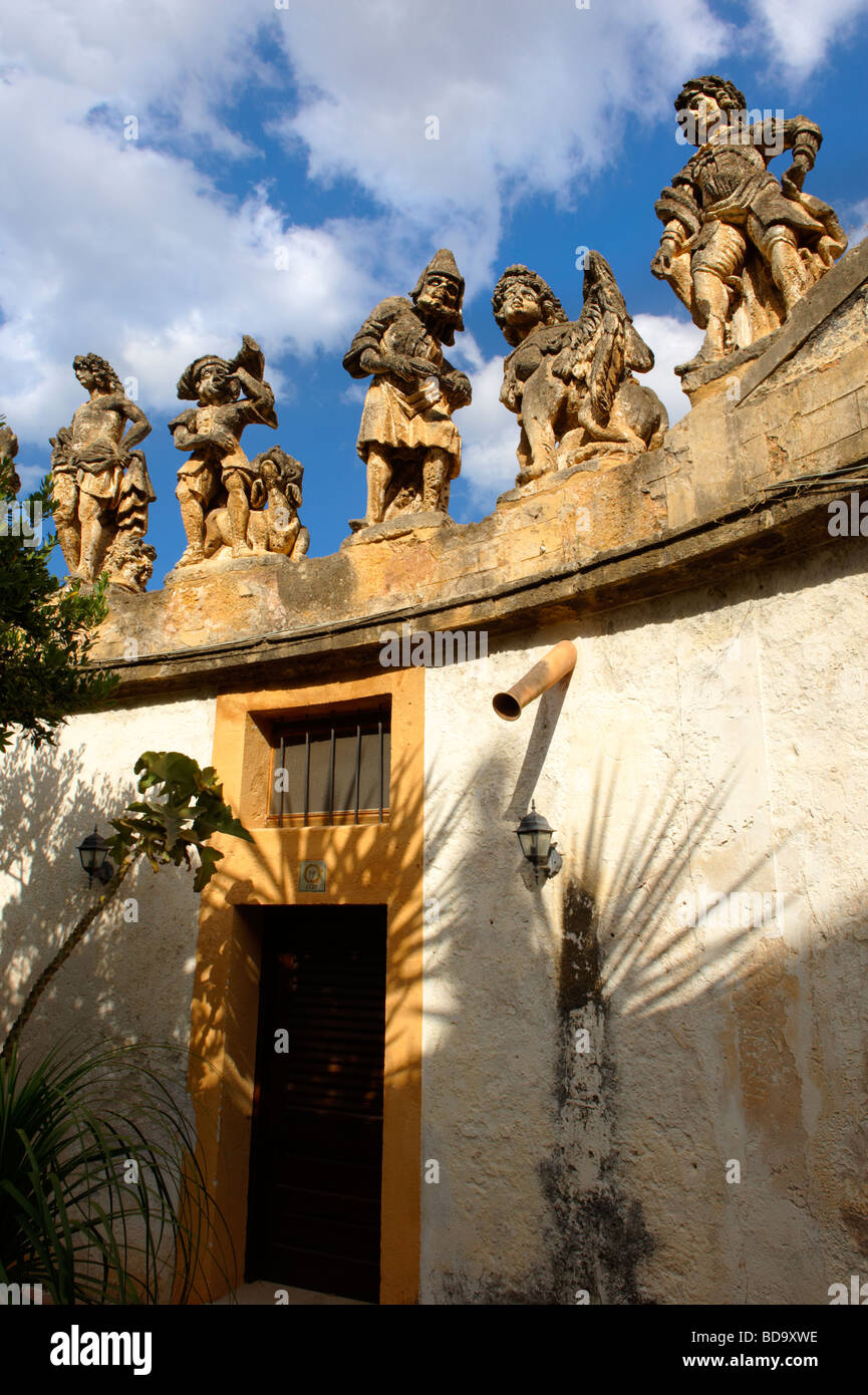 Statue barocche di personaggi provenienti dalle mura di Villa Palagonia Bagheria Sicilia. Conosciuta anche come la Villa dei Mostri Foto Stock