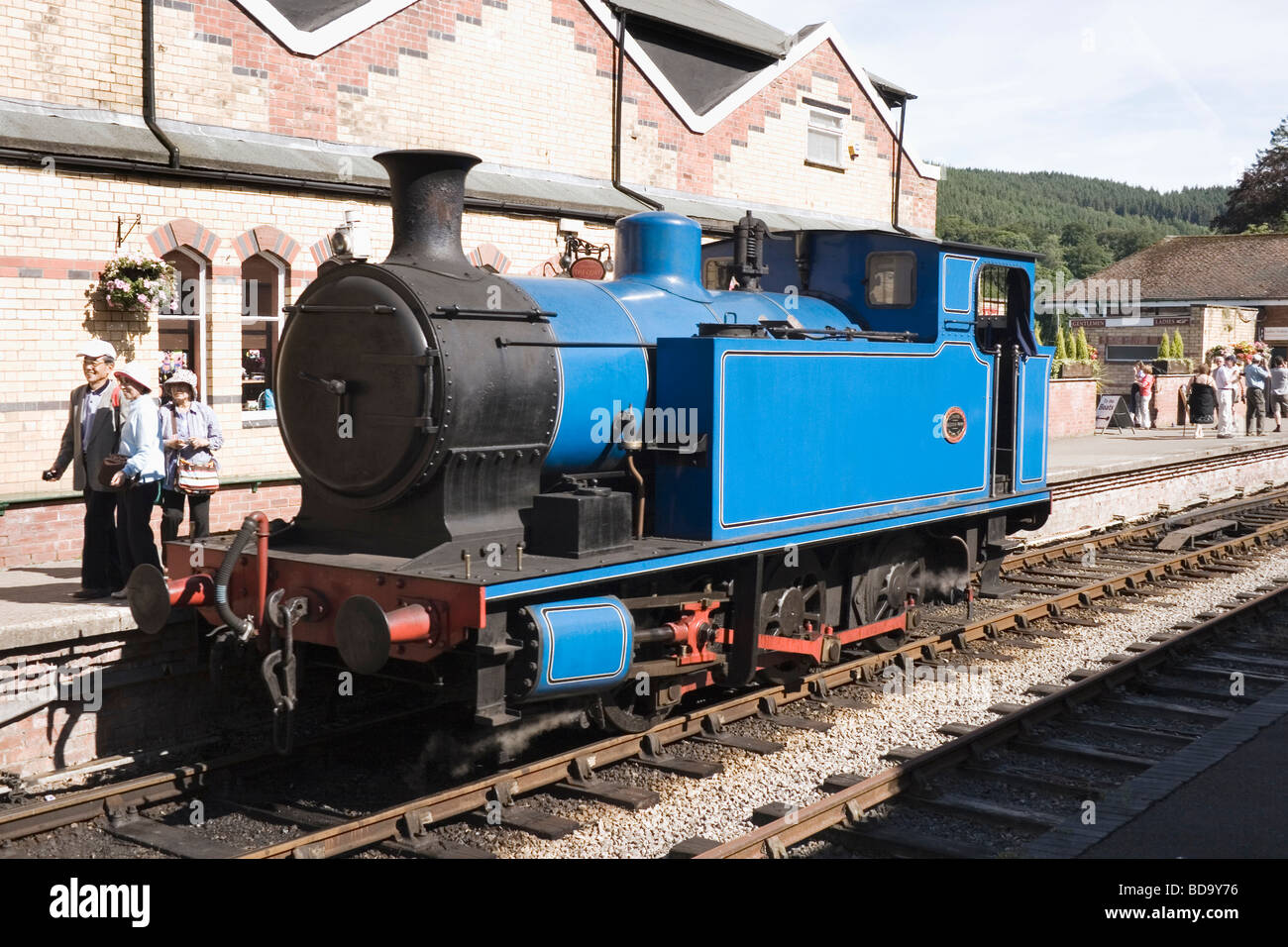Blue locomotiva a vapore il motore in riva al lago stazione ferroviaria sul lungolago Haverthwaite linea ferroviaria Cumbria Inghilterra England Foto Stock