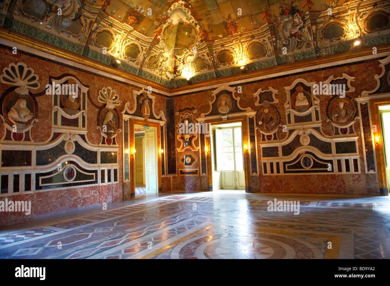 La sala da ballo di specchi della barocca Villa Palagonia Baghera Sicilia Foto Stock