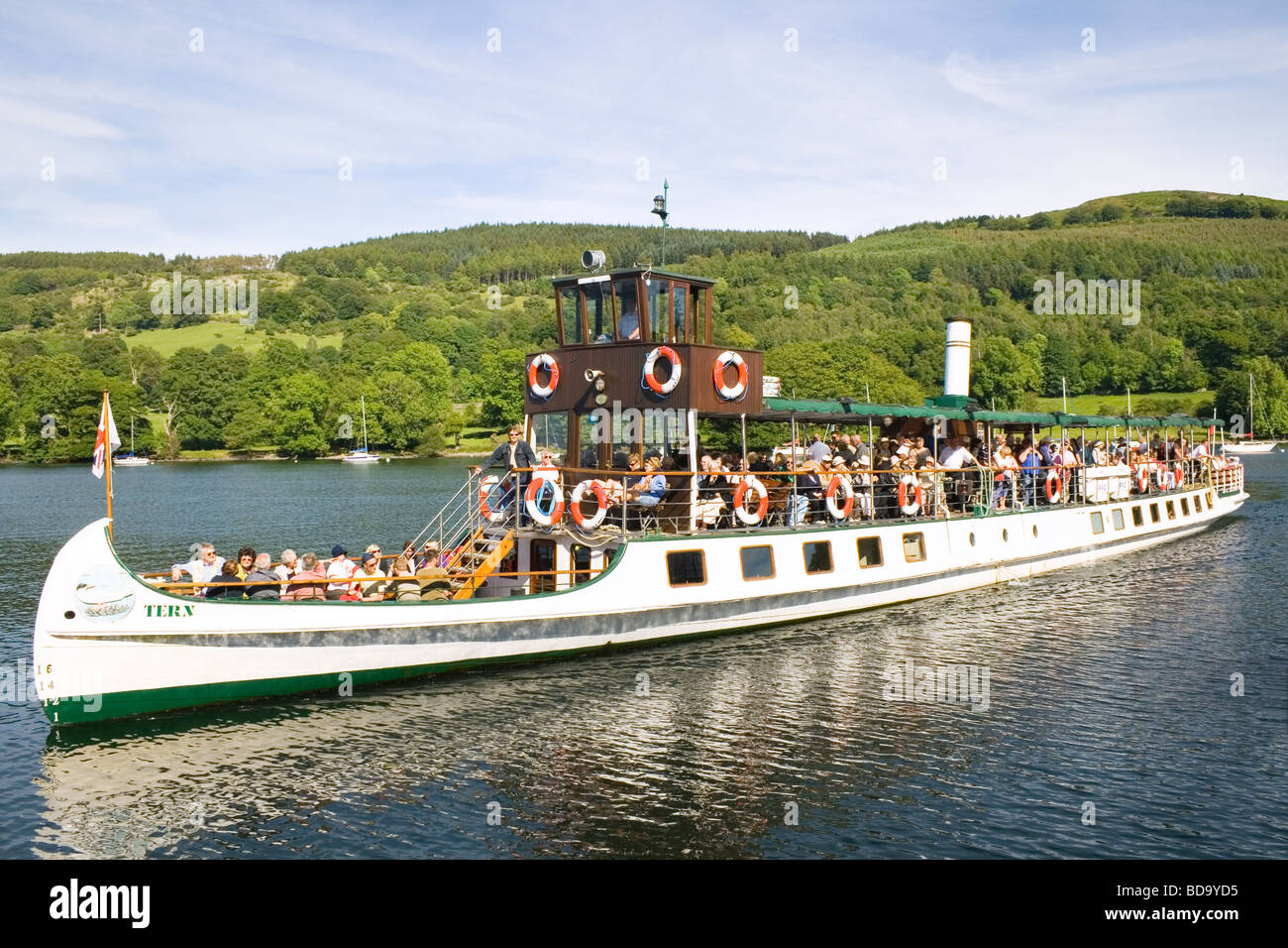 Escursione in barca di crociera tirando in lago Lago di Windermere Cumbria Inghilterra England Foto Stock