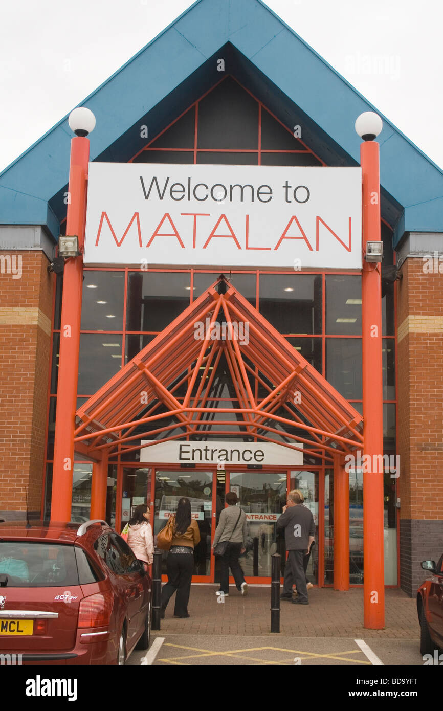 Gli amanti dello shopping al di fuori Matalan retail outlet abbigliamento shop in Blackpool Lancashire Inghilterra Foto Stock Gli amanti dello shopping al di fuori Matalan retail outlet abbigliamento shop in Blackpool Lancashire Inghilterra Foto Stock