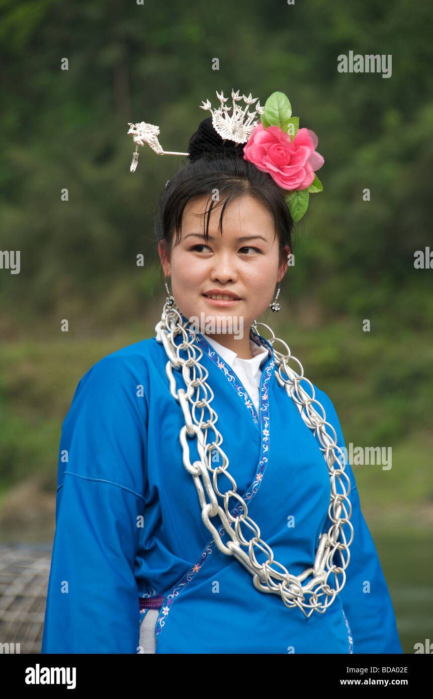 Piuttosto Miao Ragazza con rose di capelli a Drum Festival Shidong Guizhou Cina Foto Stock