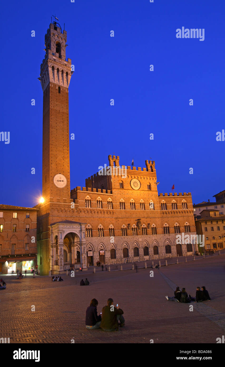 Piazza del Campo al crepuscolo, Siena, Italia Foto Stock