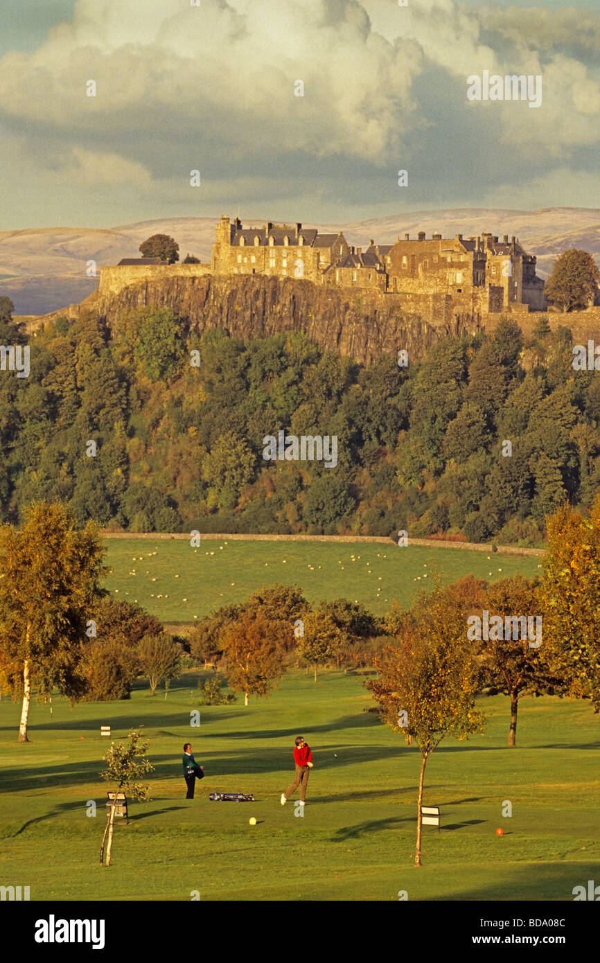 Gli amanti del golf sul campo da golf sul Kings Park all'ombra del Castello di Stirling Foto Stock