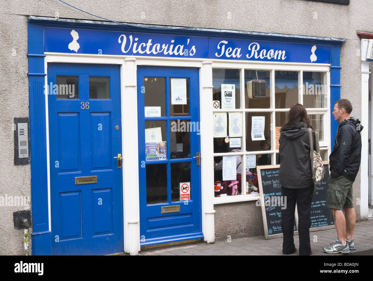 Coppia giovane guardando al di fuori del menu tipico english tea room Kirby Lonsdale Lake District Cumbria Inghilterra England Foto Stock
