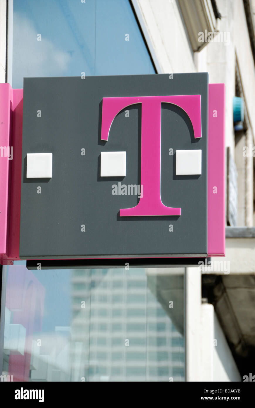 T Mobile phone logo aziendale su shop segno in UK high street Foto Stock