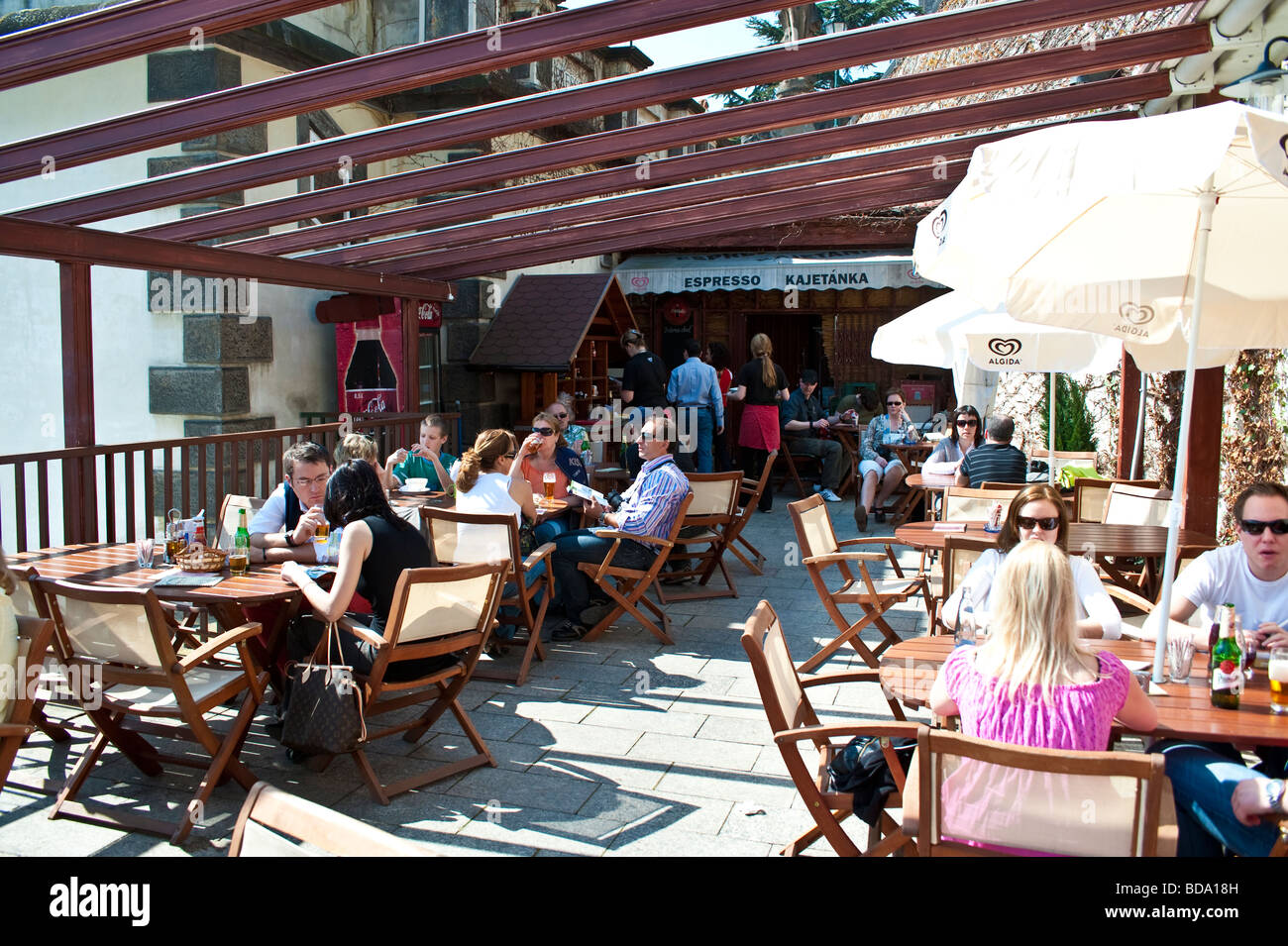 Persone godere il sole, cibi e bevande sulla terrazza del ristorante Kajetanka a Praga Foto Stock