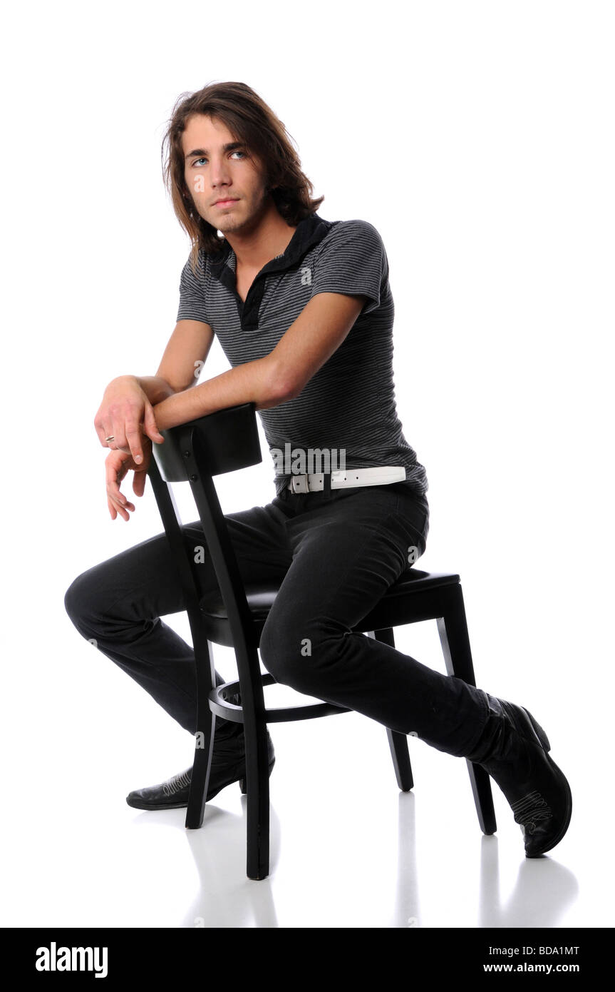 Giovane uomo seduto sulla sedia nero Foto Stock