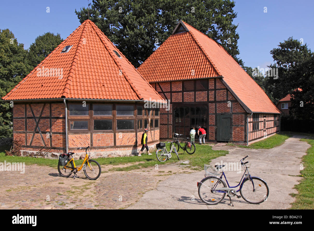 Casa in legno e muratura accanto alla pista ciclabile lungo il fiume Elba, Bassa Sassonia, Germania settentrionale Foto Stock