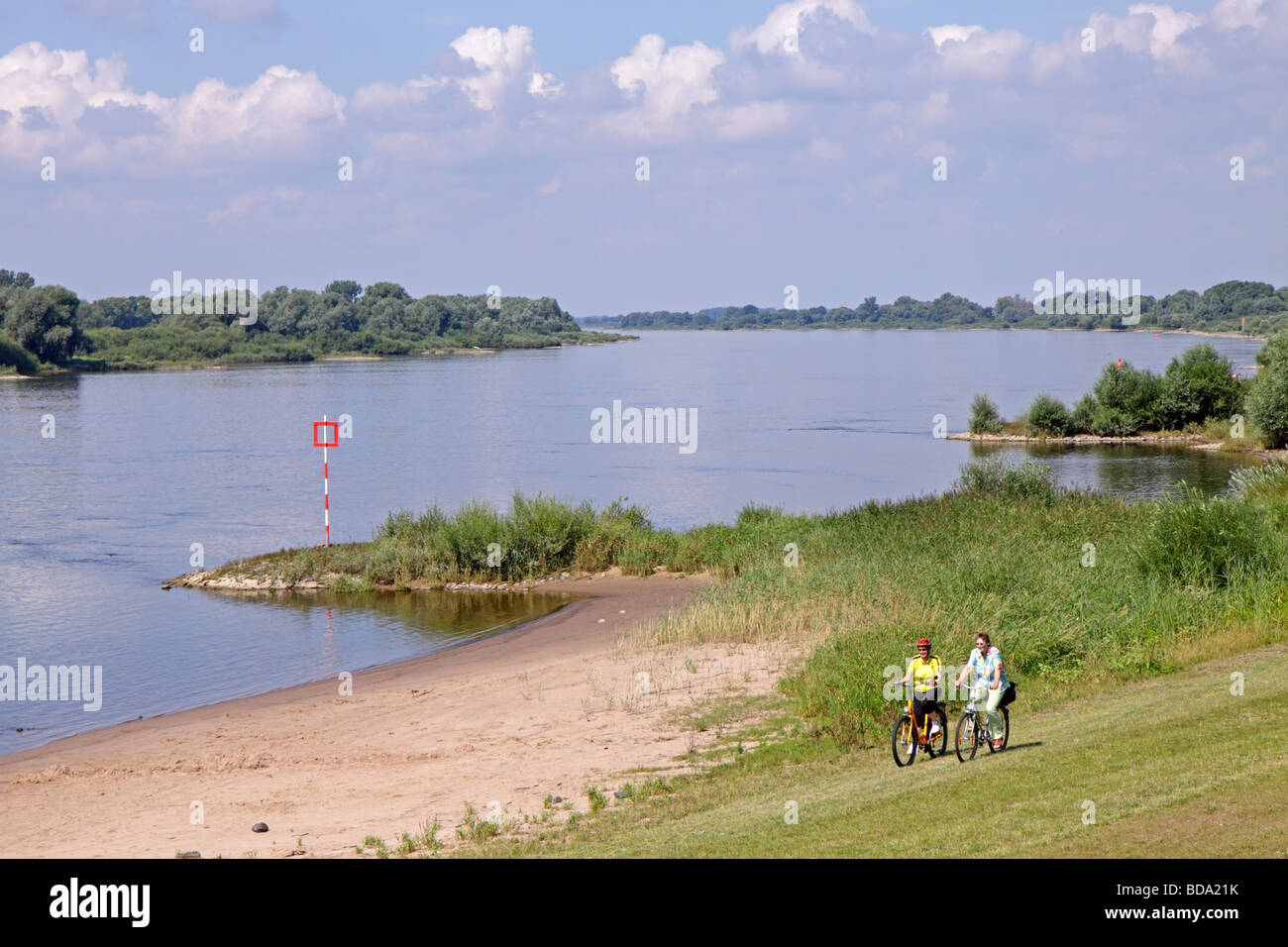 Pista ciclabile lungo il fiume Elba, Bassa Sassonia, Germania settentrionale Foto Stock