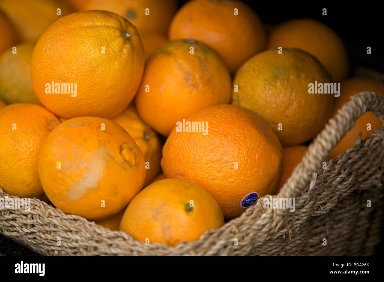 Arance fresche in un cestello Foto Stock