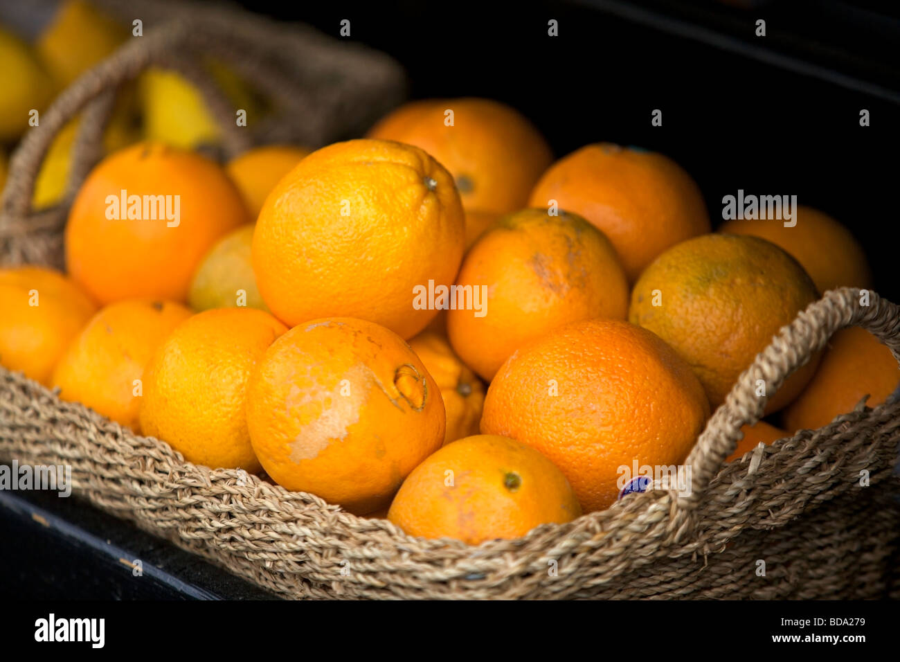 Arance fresche in un cestello Foto Stock