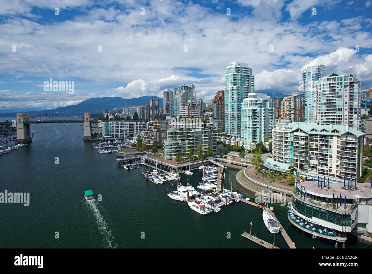 Lo skyline di Vancouver e False Creek condos, Vancouver, British Columbia, Canada Foto Stock