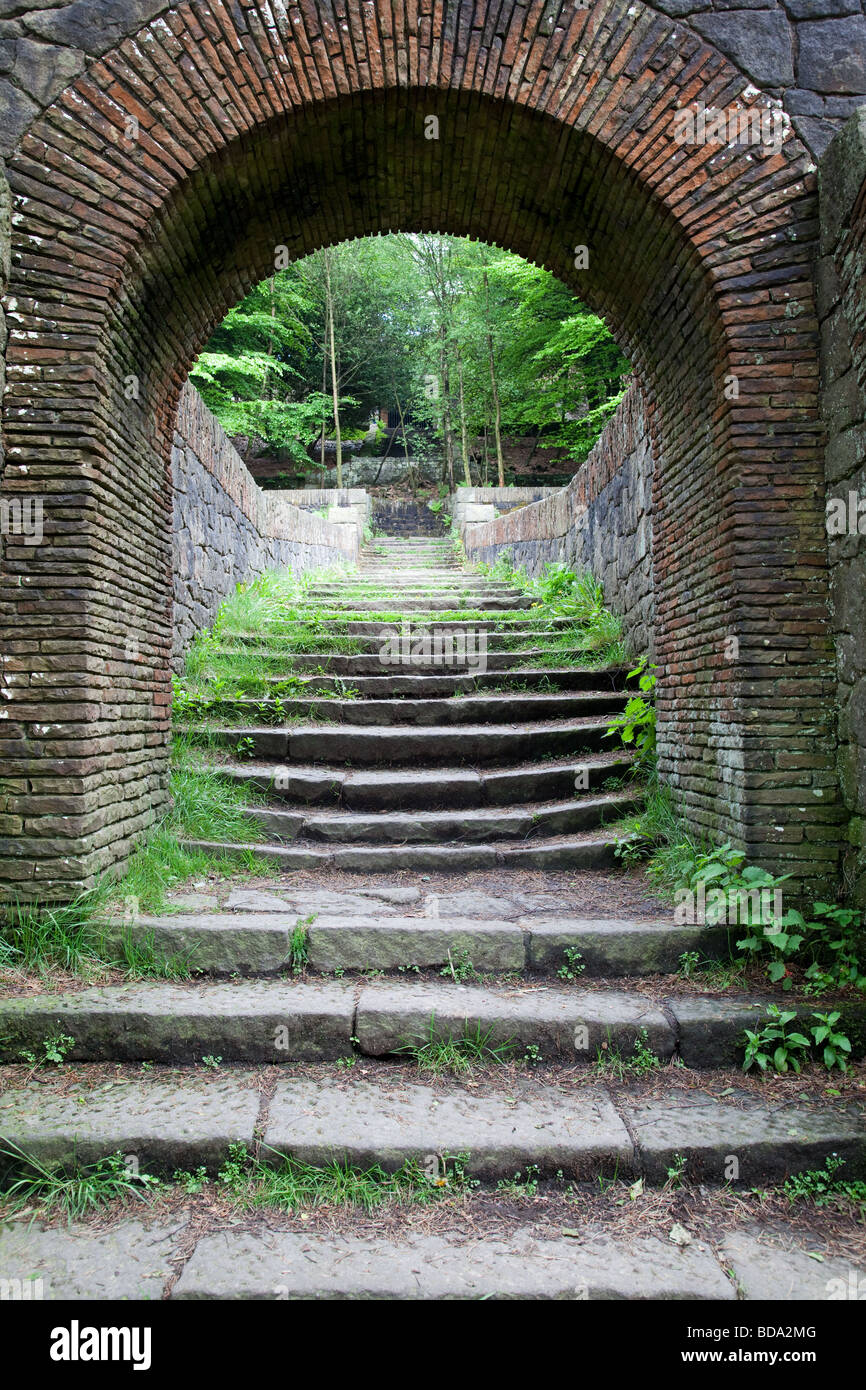 Passi che conducono fino a sette il ponte di arco in Rivington giardini terrazzati, Lancashire, Regno Unito Foto Stock