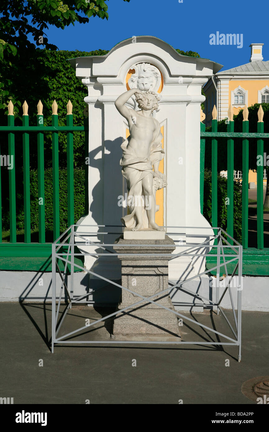 Statua di una figura mitologica vicino all'entrata laterale della tomaia giardini del xviii secolo Peterhof Palace a San Pietroburgo, Russia Foto Stock