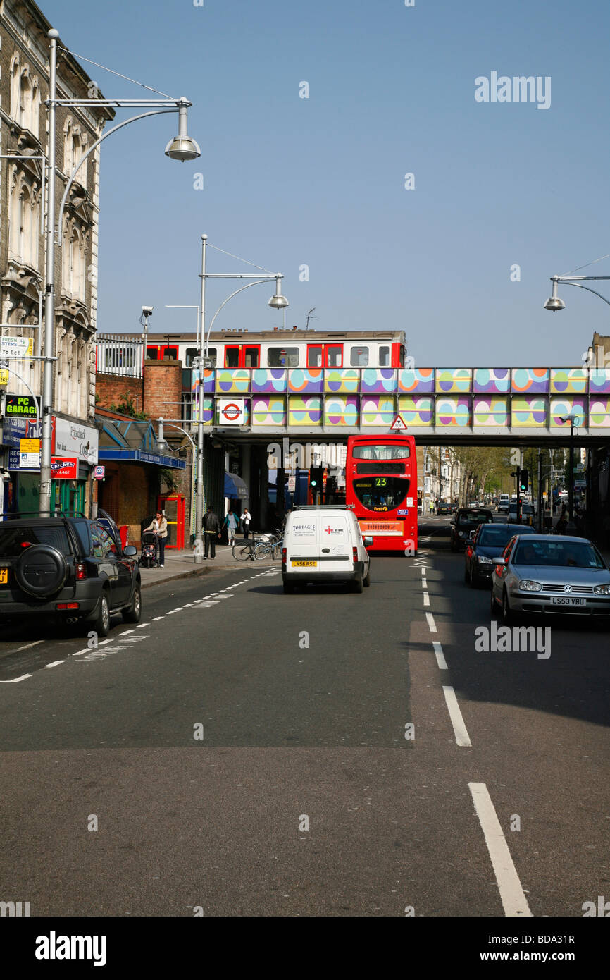 Hammersmith e City Line della metropolitana fino incrocio Ladbroke Grove, Notting Hill, London, Regno Unito Foto Stock