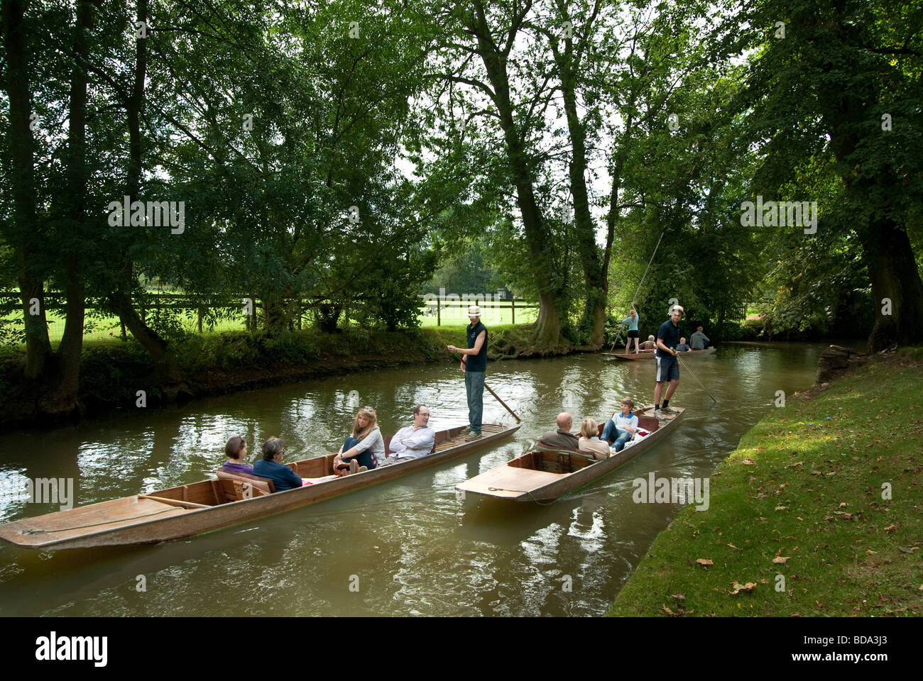 Punting e gite in barca sul fiume Cherwell a Oxford Foto Stock